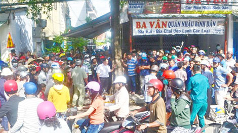 Giao thông ùn tắc chỉ vì thùng bìa carton bí ẩn