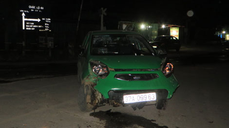 Xe “điên”  đâm đổ cột tín hiệu giao thông, bốn người nhập viện