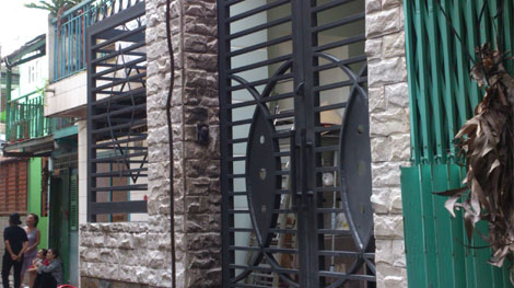 Tự đổ xăng lên người rồi bật lửa đốt