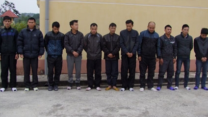 Bắt quả tang 11 con bạc đang sát phạt nhau