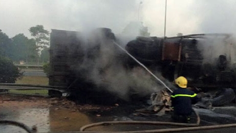 Liên tiếp xảy ra 2 vụ xe ô tô và xe máy bốc cháy