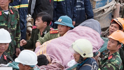 Xem Bộ đội Công binh giải cứu nạn nhân vụ sập hầm