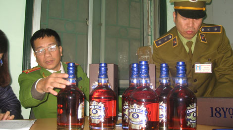 Bắt hơn 1.000 chai rượu ngoại lậu tại sân ga