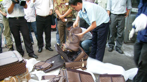 Tràn lan hàng giả đội lốt hàng hiệu