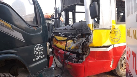 Bị xe tải húc, xe bus lao vào nhà dân