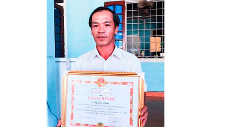 Tặng Bằng khen của Bộ Công an cho một giáo dân tiêu biểu