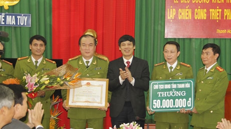 Khen thưởng  thành tích triệt phá 2 đường dây vận chuyển 23 bánh heroin từ Lào về Thanh Hóa