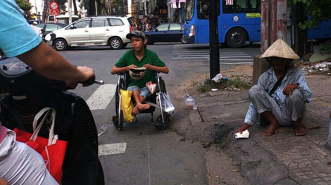 Những người lang thang ăn xin trước giờ vào Trung tâm hỗ trợ xã hội