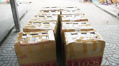 Gần 100 Cảnh sát tập kích điểm trung chuyển thuốc lá lậu