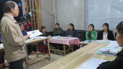 Lớp học đặc biệt dành cho người dân mù chữ vạn đò