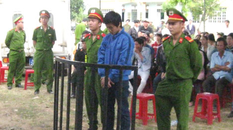 Sàm sỡ vợ bạn, vác dao truy sát hàng xóm