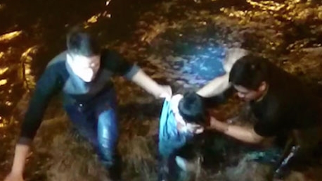 Công an nhảy xuống sông bắt đối tượng nghiện trộm xe máy