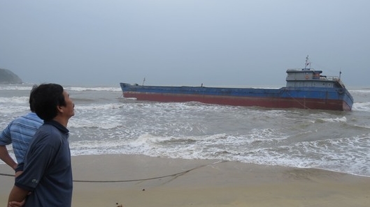 Cứu hộ tàu hàng chở 1.300 tấn tinh bột sắn mắc cạn tại Cửa Việt