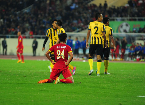 Bóng đá Việt Nam nhìn từ AFF Cup 2014: “Xé” nhau, “Xé” đến bao giờ?