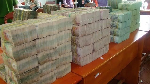 Vận chuyển trái phép hơn 150 triệu đồng qua biên giới