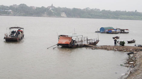 Nguy hiểm rình rập ở nhiều bến đò tại Hà Nội