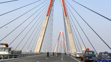 Cần bổ sung biển báo trên đường dẫn lên cầu Nhật Tân