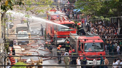 Cháy rụi căn nhà hai tầng sản xuất hàng mây tre