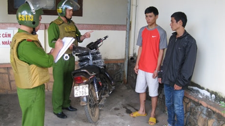 “Ăn bay” trên phố đụng Cảnh sát 113