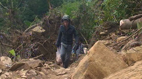 Một thôn miền núi bị cô lập hơn 2 tháng do đường sạt lở