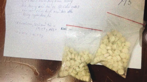 Gần 200 viên thuốc lắc, 1 khẩu súng và 35 viên đạn tại nhà “trùm” buôn ma túy