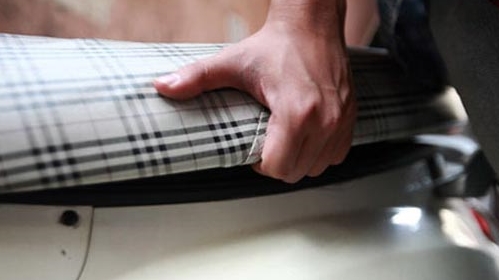 Cạy cốp xe máy “cuỗm” cọc tiền lương 