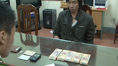 Bắt đối tượng vận chuyển 100 triệu tiền giả