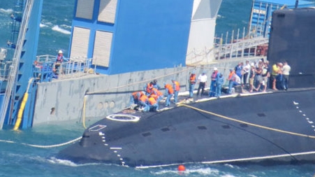 Lai dắt tàu ngầm HQ-184 Hải Phòng vào quân cảng Cam Ranh an toàn