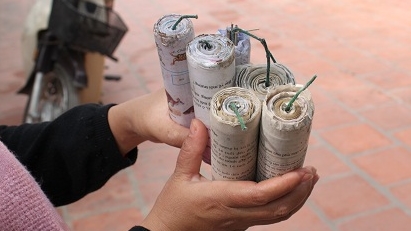 Pháo nổ “ém” trong bao tải dứa nhập lậu bằng xuồng