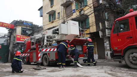 Diễn tập chữa cháy, cứu người mắc kẹt trong khu tập thể
