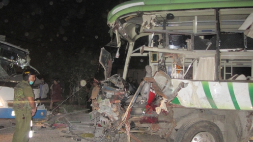 Hai xe khách đấu đầu ở Bình Thuận, 10 người tử vong