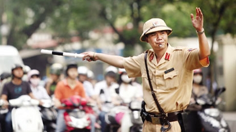 Phó Thủ tướng thưởng nóng Cảnh sát giao thông Hà Nội