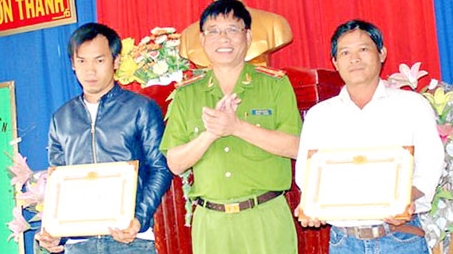 Truy bắt kẻ cướp tiệm vàng, hai công dân được giấy khen