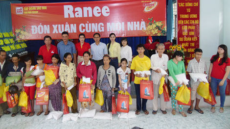 1,5 tỷ đồng cho 'Sao Mai ăn Tết với người nghèo năm 2015'