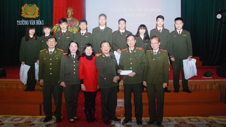 Tặng quà xuân, gieo lòng nhân ái