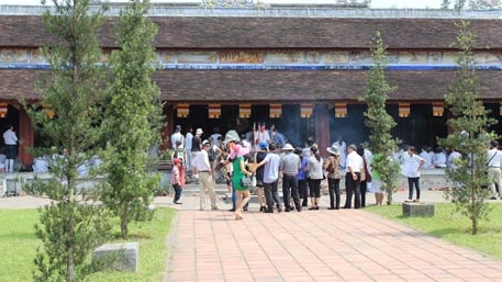 Miễn vé tham quan, du khách nườm nượp đến Huế du Xuân đầu năm