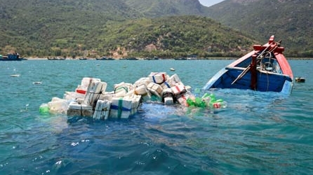 Một tàu đánh cá bị đâm chìm