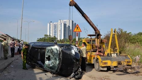 Trượt bùn rơi vãi, xe 4 chỗ bay khỏi cầu Rạch Cây