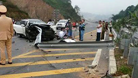 Vụ đâm dải phân cách cao tốc Nội Bài – Lào Cai: Lái xe không chú ý quan sát