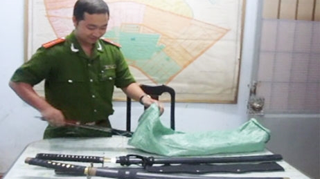 Kiểm tra ô tô, phát hiện dao và mã tấu