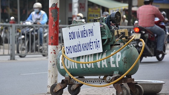 Vá xe miễn phí lưu động cho du khách gặp phải 'đinh tặc'