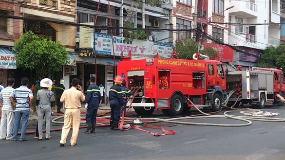 Cháy nhà trong hẻm, dân hoảng hốt di dời tài sản