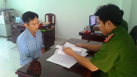 Anh lấy trộm vàng em gái để trả nợ