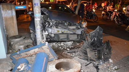 Xe 4 chỗ lao từ tầng hầm ra đường vào cột điện