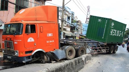 Xe container nổ lốp ‘cày’ dải phân cách, chắn ngang đường