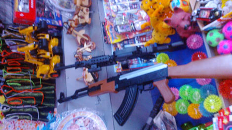 Đồ chơi bạo lực bày bán công khai tại lễ hội chùa Hương