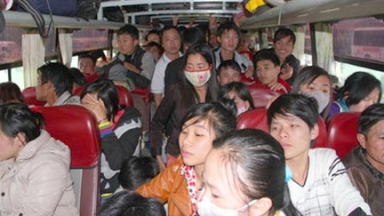 Một ngày phát hiện 3 xe ôtô nhồi nhét khách