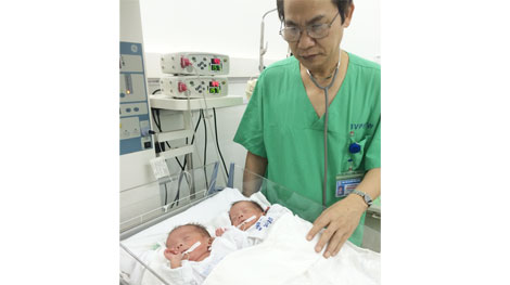 Nuôi dưỡng thành công cặp song thai 'cực nhẹ cân' đầu tiên ở Việt Nam