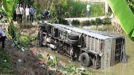 Xe tải lao thẳng xuống ao cá sát quốc lộ