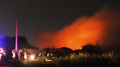 TPHCM: 400m² khu vực xưởng gỗ trên đường Tô Ký bị cháy và đổ sập